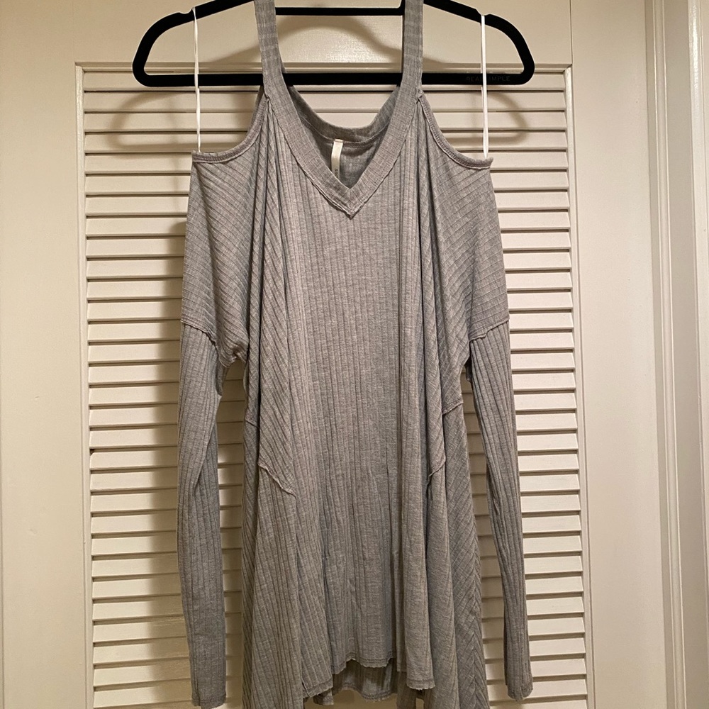 SAGE - cold shoulder flowy top